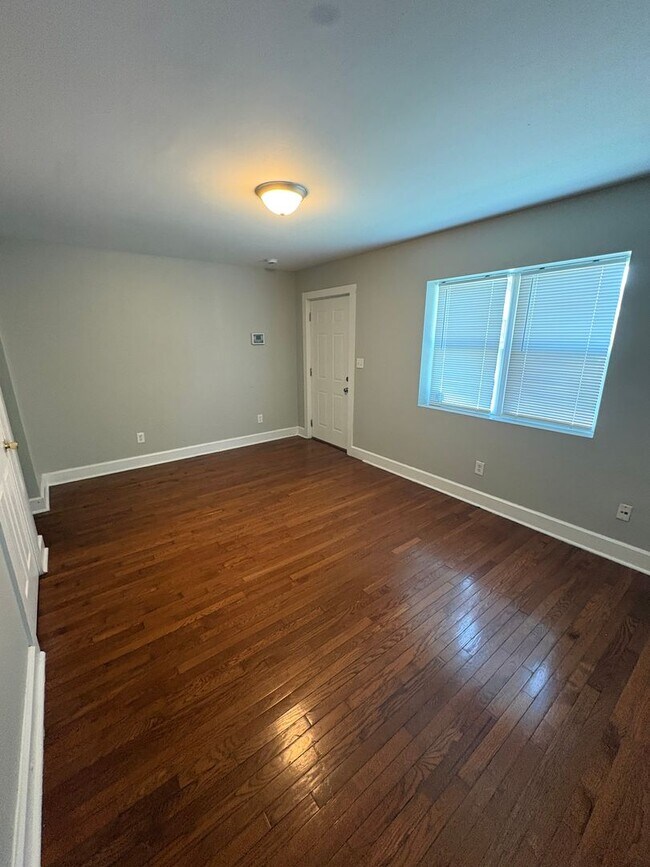 Building Photo - Adorable 1 Bedroom home Fountain Square
