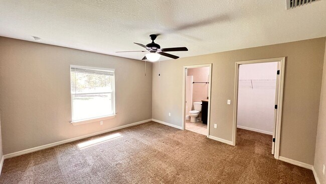 Building Photo - 3 BD/2BA Home in Beautiful Ocklawaha Ready for Move-In