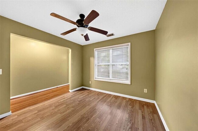 Building Photo - 744 W Vincent Dr
