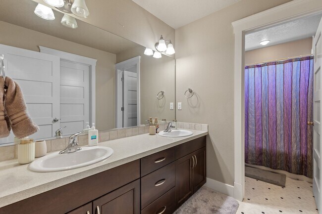Building Photo - Beautiful, Executive  Home on Cul de Sac i...