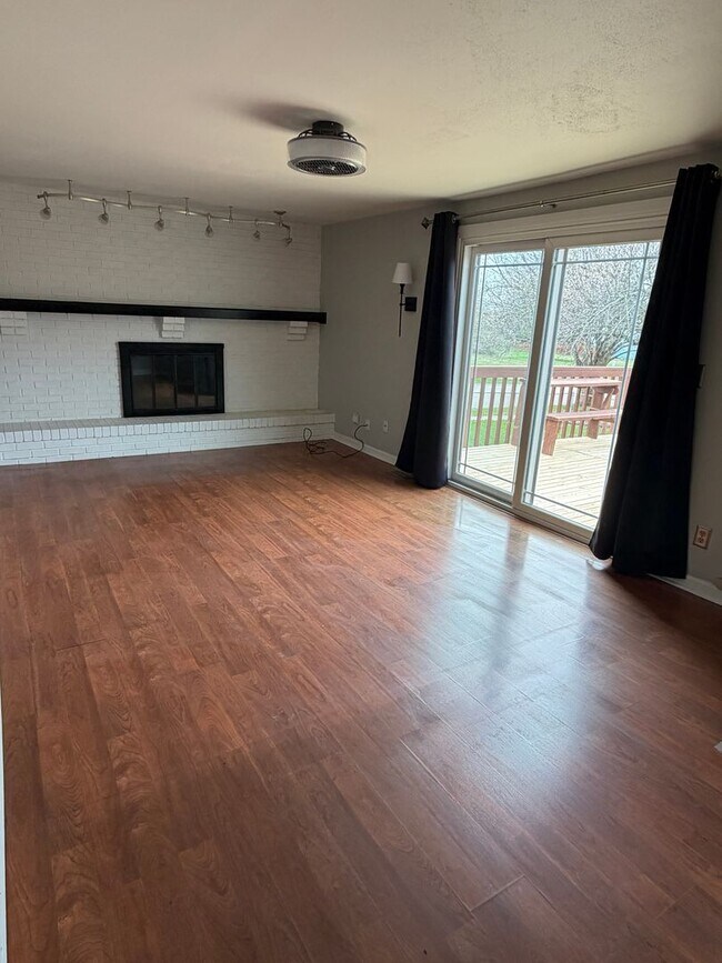 Building Photo - Great Four Bedroom Huber Home