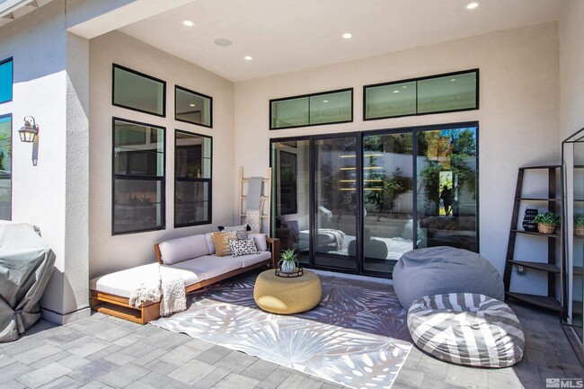 Building Photo - 724 W Pleasant Oak Trl