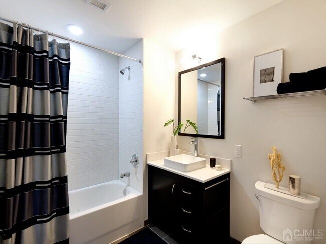 Building Photo - 110 Somerset St