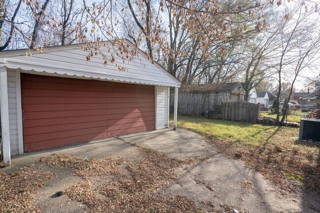 Building Photo - Update charming 3 bedroom bungalow