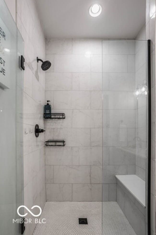 Building Photo - Beautiful townhome located off 16th and College. Pets allowed for an additional $1,000 non refund...