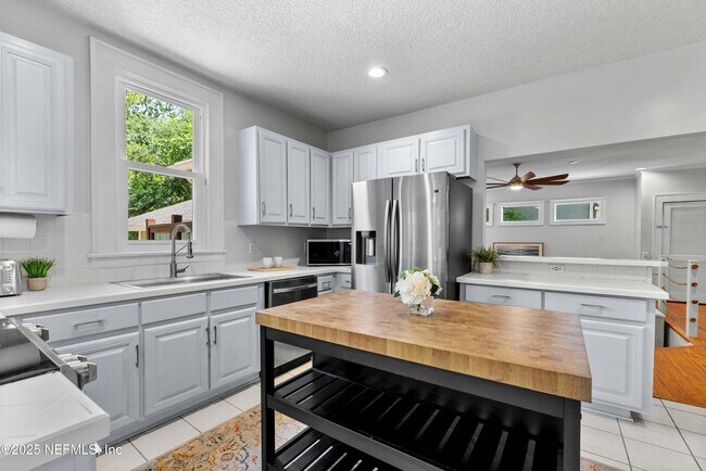 Building Photo - 4227 Woodmere St