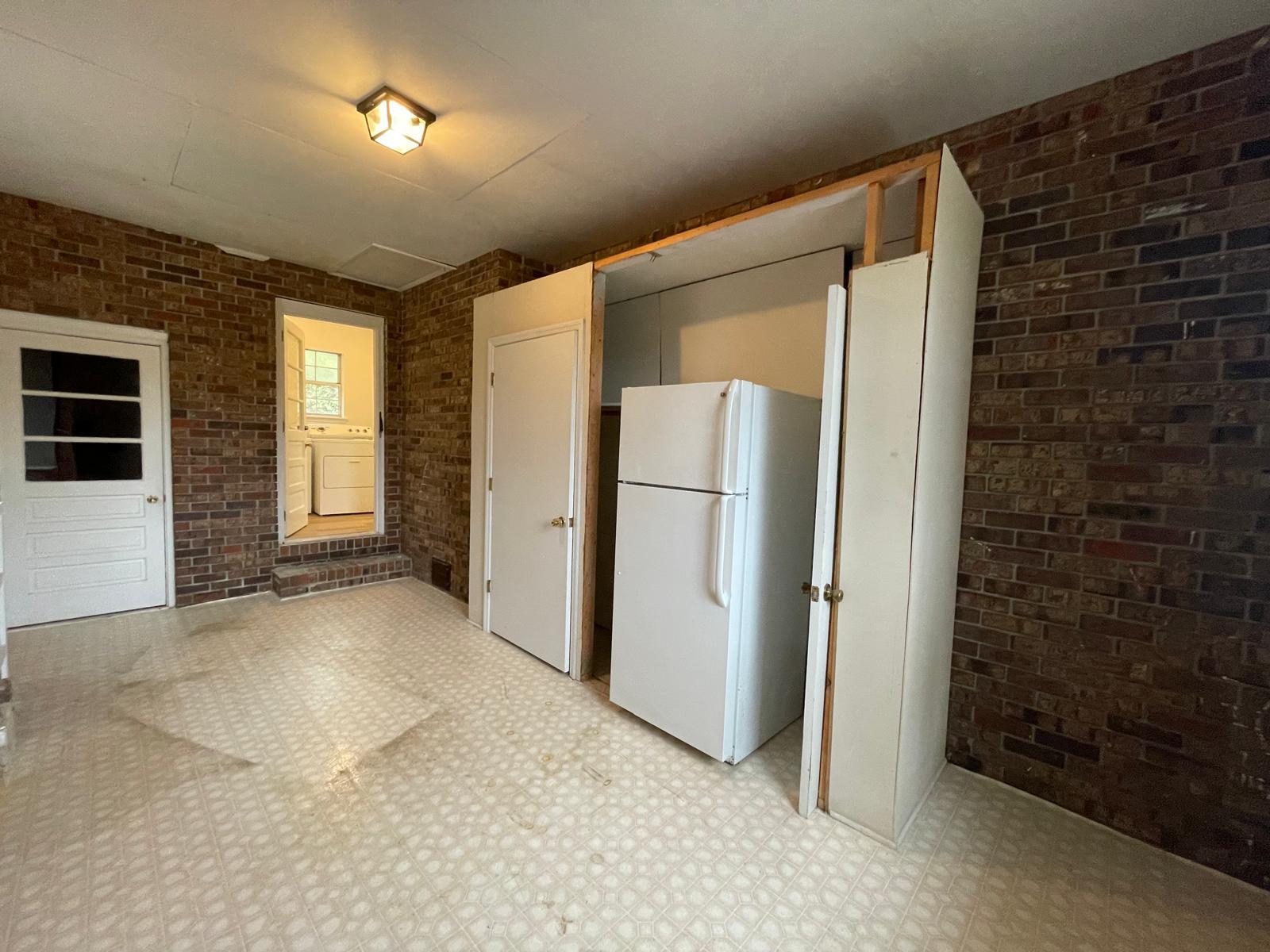 Bonus Room (Storage space, shelves, extra refrigerator) - 1936 Ashmore Ave