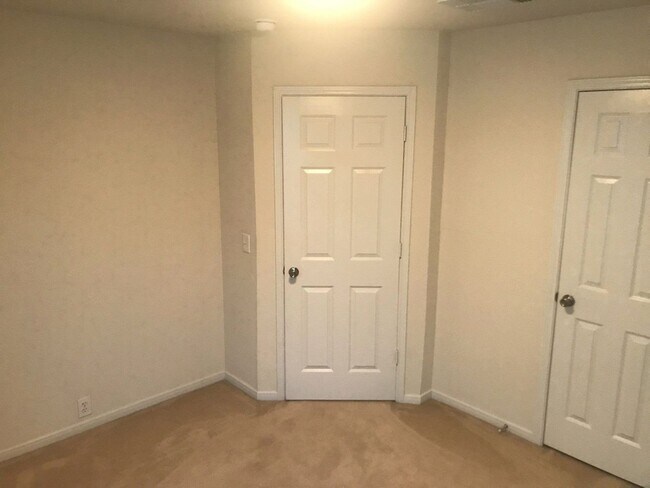 Building Photo - 17406 Hoover Gardens Dr