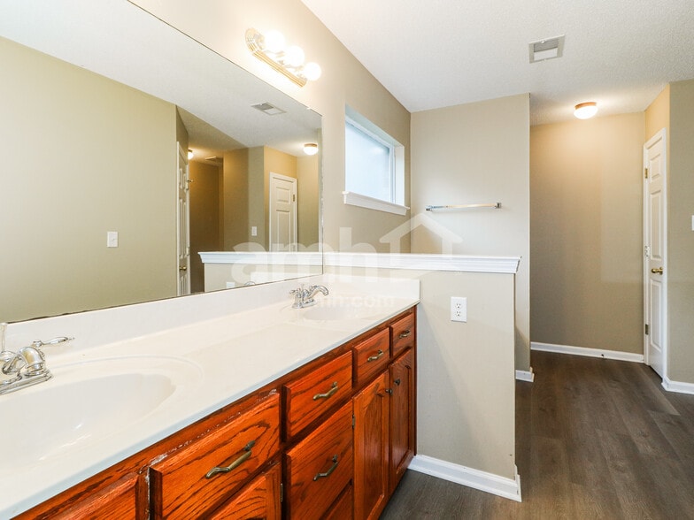 Building Photo - 5767 Kuykendall Dr