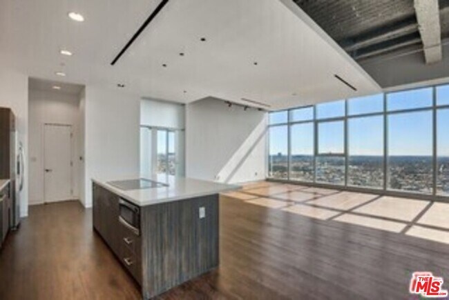 Building Photo - 1480 Vine St