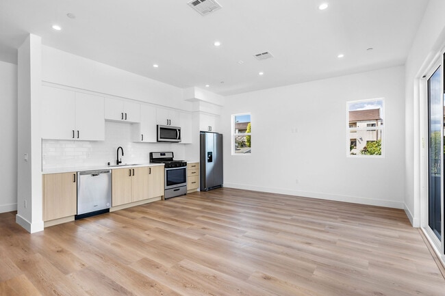 Building Photo - 603 N Harvard Blvd