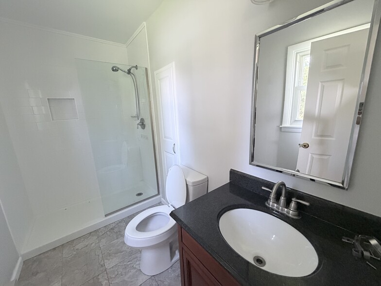 Building Photo - 6 Pleasantview Dr