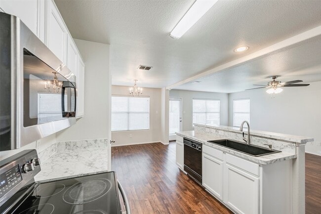 Building Photo - 7500 Lazy Spur Blvd