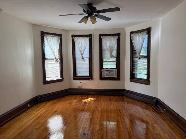 Large Livingroom - 251 E 3rd St