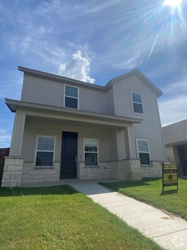 Building Photo - 4/2.5/2 - GREAT LOCATION near downtown and...