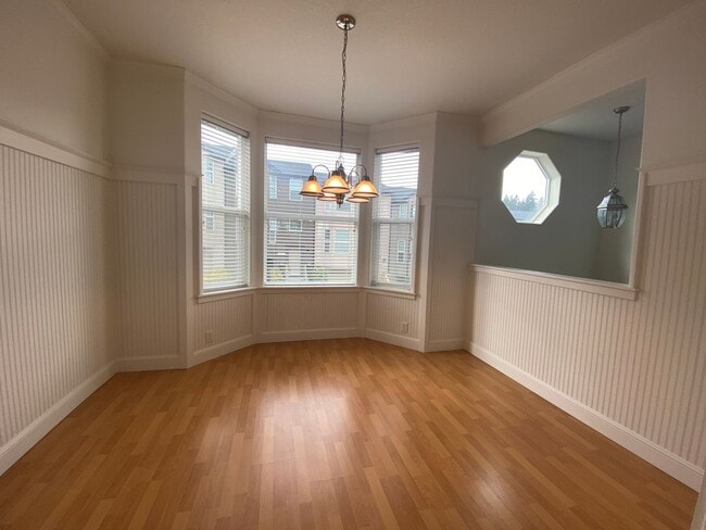 Building Photo - Beautifully Updated Townhouse with New Car...