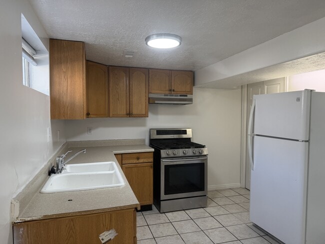 Building Photo - 219 Country Club Dr