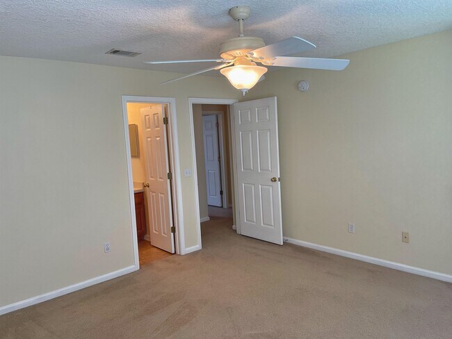 Building Photo - 374 Scrub Jay Dr