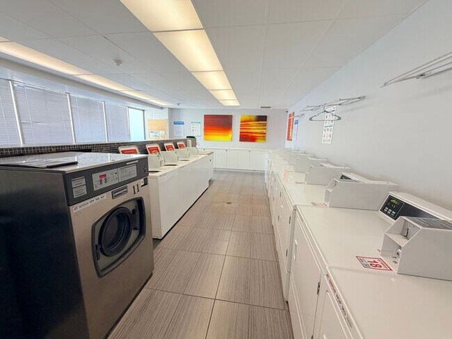 Building Photo - Reno Highrise Condo - Mountain & City Views