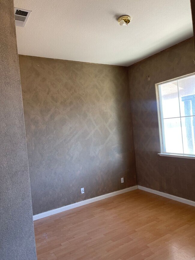 Building Photo - 5-Bedroom, 3-Bathroom Home for Rent on 1-A...