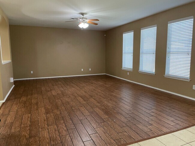 Building Photo - Available Now! Spacious & Well-Maintained ...