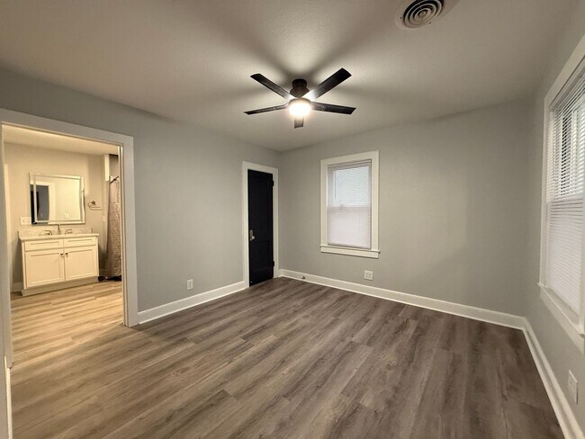 Building Photo - 313 E Bernard Ave