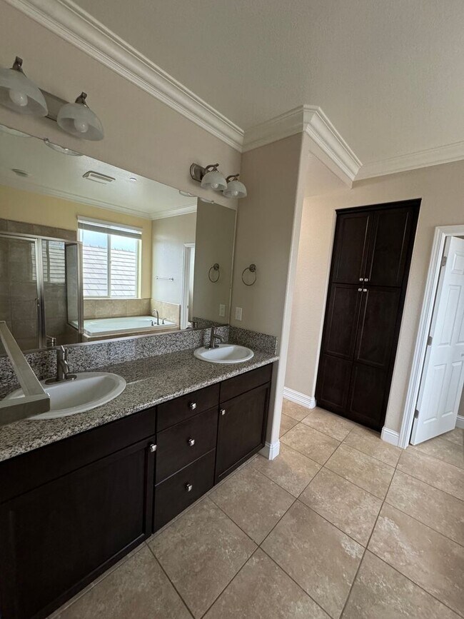 Building Photo - Beautiful 3 Bed 2.5 Bath in Copper River