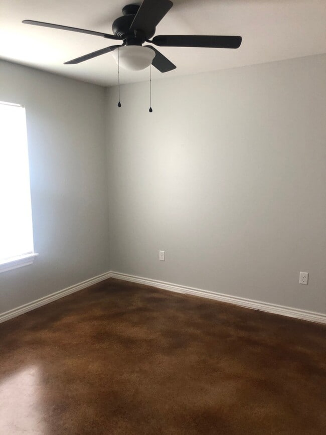 Building Photo - 3 bedroom, 2 bath DUPLEX!