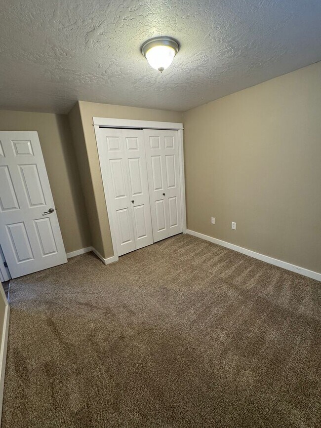 Building Photo - Gorgeous 4 bedroom, 2 bath, Albany