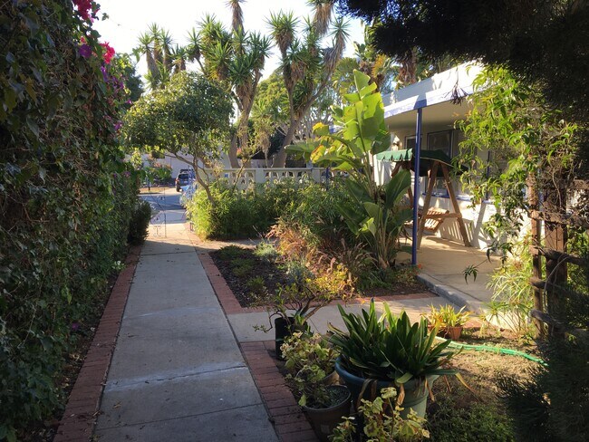 Building Photo - 1042 Pearl St