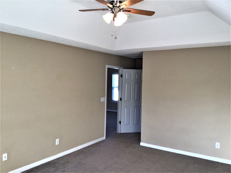 Building Photo - 6140 Glen Way Dr