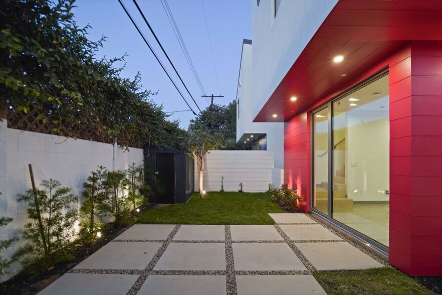 patio, shed to the left - 12529 Wagner St