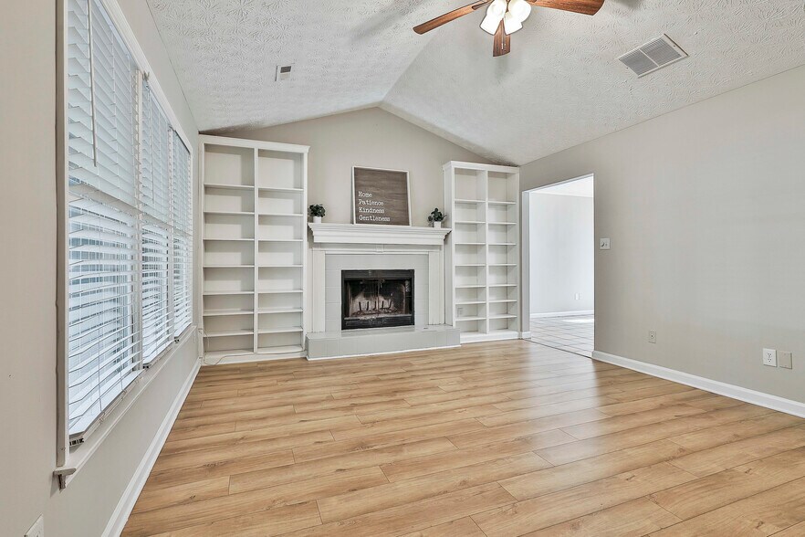 Building Photo - 37 Seven Pines Cir