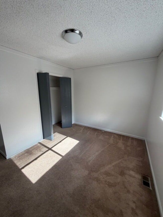 Building Photo - 3 Bed, 2.5 bath home in Carson City, Available 11/11