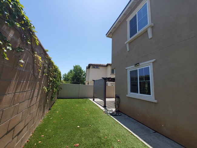 Building Photo - Beautiful 3B/2.5BA Home w/ Turf Backyard!