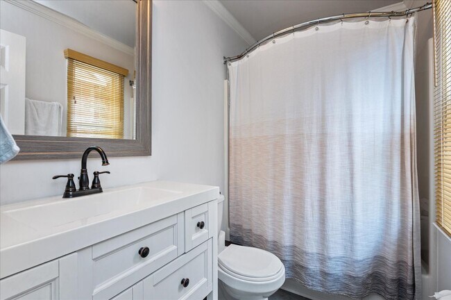 Building Photo - 616 E Davie St