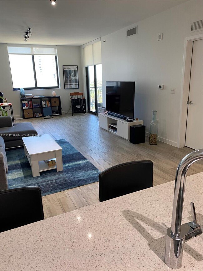 Building Photo - 999 SW 1st Ave