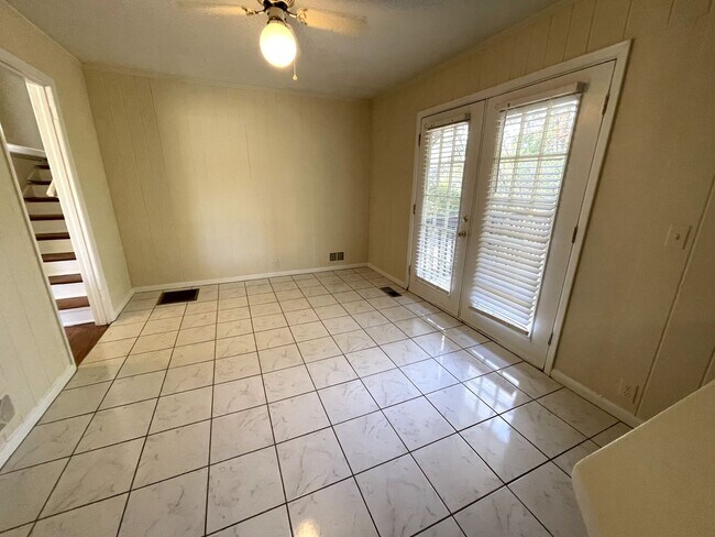 Building Photo - 5br House off S. Milledge (Available now o...