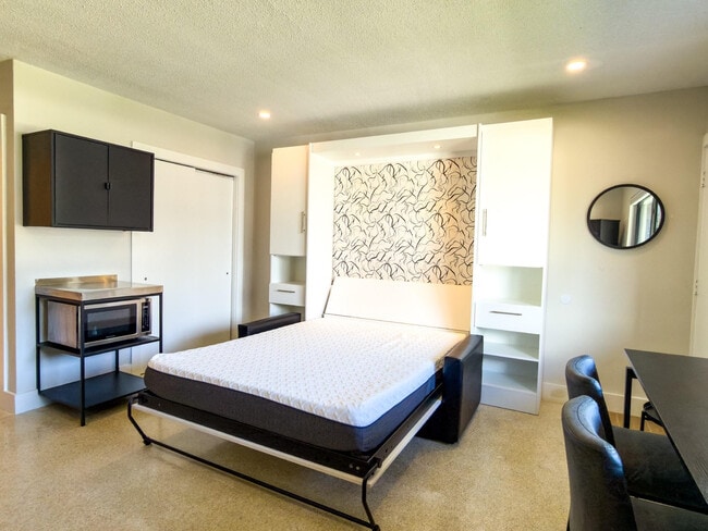 Building Photo - 47 NE 16th Pl