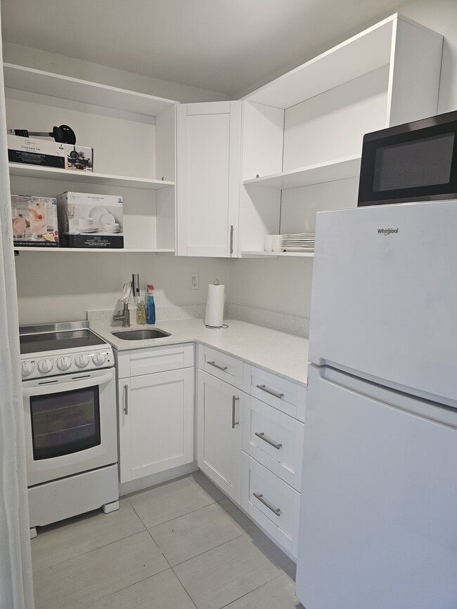 Building Photo - 300 Arizona St