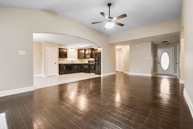 Building Photo - Pet Friendly Three Bedroom!