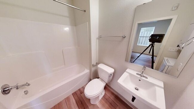 Building Photo - First Floor Front Facing Vibrant Stylish O...