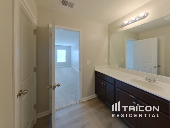 Building Photo - 714 Streamside Dr