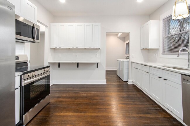 Building Photo - Lower Unit - Newly Constructed - 2 bed/2 b...