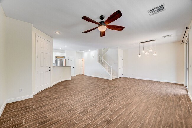 Building Photo - Stylish Townhome with Private Patio!