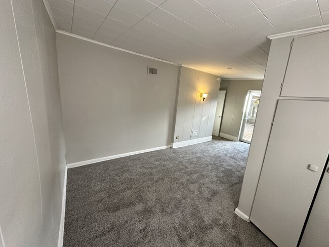 Building Photo - AVAILABLE JULY! Student Housing near DU Campus!