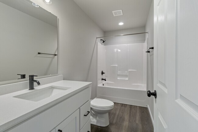 Building Photo - 826 United Dr