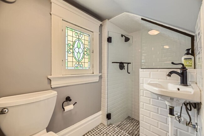 Building Photo - Beautiful 3-bedroom/2 bath unit in an Updated Victorian home in City Park! All utilities included...