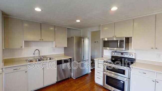 Building Photo - 4811 Villa Cir