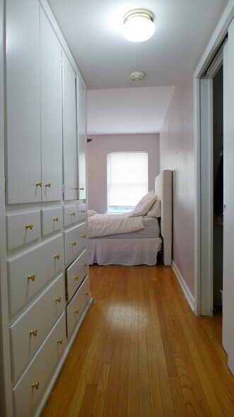 Building Photo - 310 West Mistletoe Avenue